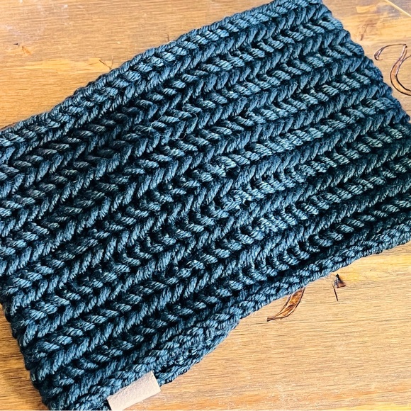 Crochet Handmade Headband Earwarmer - Picture 3 of 3